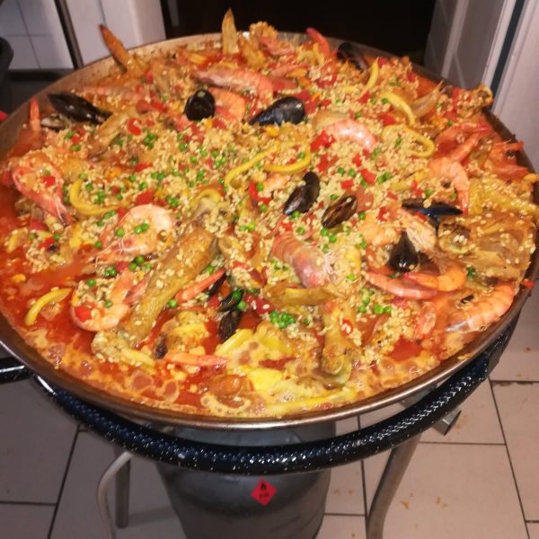 Paella réalisé par le bar restaurant L'étape à Miradoux